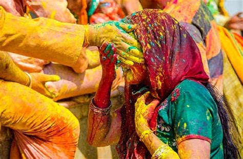 Holi 2021 होली पर आपकी जिंदगी बेरंग कर सकता है कैमिकल रंग खेलने से