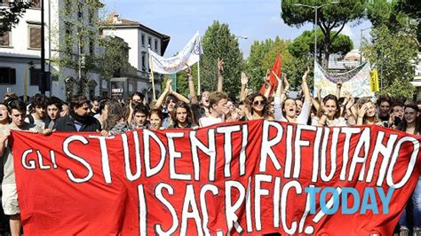 Sciopero Scuola Studenti In Corteo