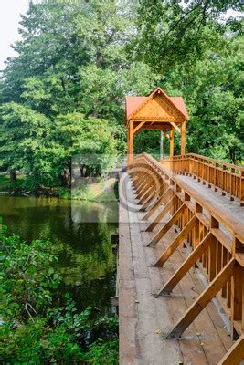 Plakat Stary drewniany most nad rzeką z altaną Forest River na wymiar