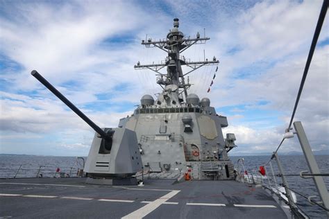 DVIDS - Images - USS Dewey (DDG 105) Departs Yokosuka [Image 6 of 6]