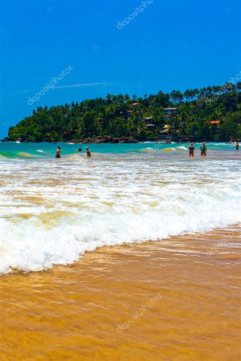 Hermosa playa tropical paradisíaca con palmeras olas y vistas al mar