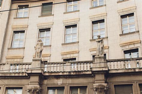 Mens Standbeelden In Volle Groei Op De Gevel Van Een Mooi Oud Huis In