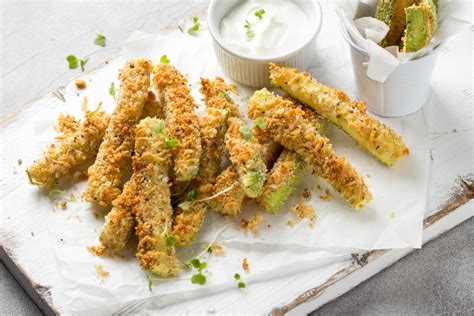 Knusprige panierte Zucchini Nuggets mit Käse aus dem Backofen