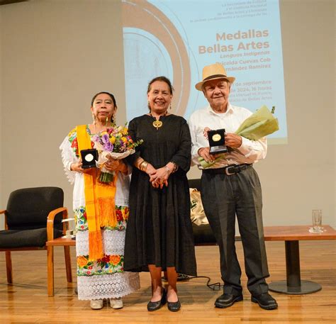 Entrega Inbal La Medalla Bellas Artes A Briceida Cuevas Y Juan