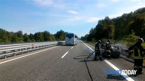 Incendio Auto In Autostrada Incendio Auto Sulla Torino Aosta