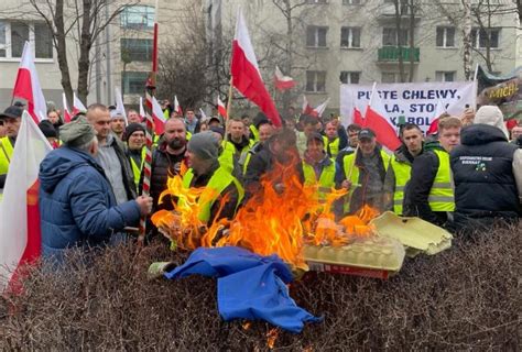 Protest Rolnik W We Wroc Awiu Parlament Obrzucono Obornikiem I Jajami