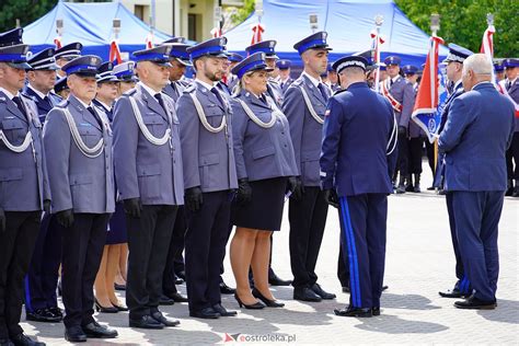 Wi To Policji W Ostro Ce Wr Czono Awanse I Odznaczenia