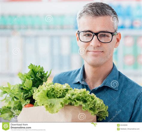 Verduras De Compra Del Hombre En La Tienda Imagen De Archivo Imagen