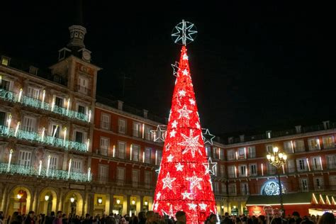 El árbol diseñado por Roberto Verino lucirá todas las Navidades en la