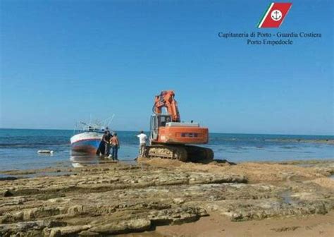 Torre Salsa Ruspa Nella Riserva Naturale Per Rimuovere Un Barcone