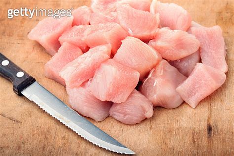 Raw chicken fillet chunks 이미지 1365192682 게티이미지뱅크