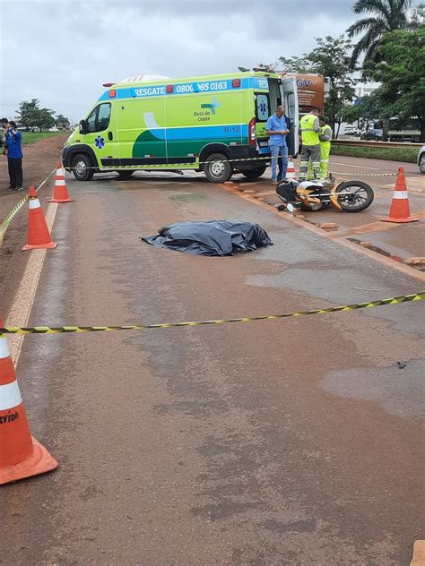 Motociclista morre após tentar ultrapassagem cair na pista e ser