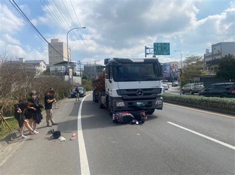 驚險影像曝光！女騎士路肩超車打滑 人車摔入行駛砂石車頭前 苗栗縣 自由時報電子報