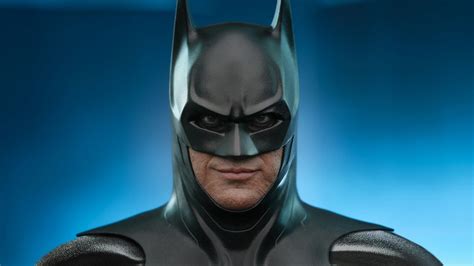 Slideshow: Hot Toys Batman (Modern Suit) 1:6 Scale Figure: Image Gallery