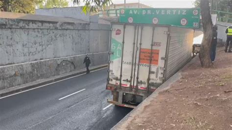 VIDEO cierran carriles centrales de Viaducto por tráiler atorado en