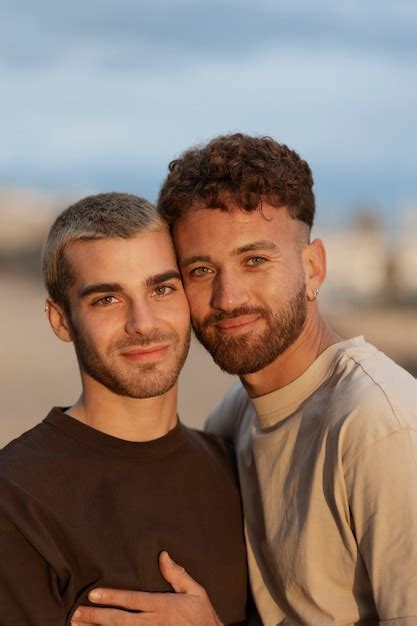 Couple Gay Passer Du Temps Ensemble Sur La Plage Photo Gratuite