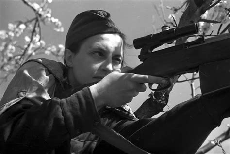 Soviet sniper Lyudmila Pavlichenko, 1942 : r/wwiipics