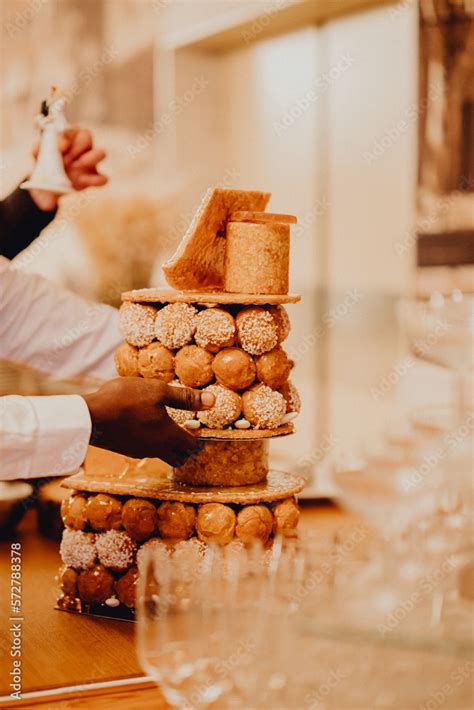 Mise en place de la pièce montée pour les mariés Stock Photo Adobe Stock