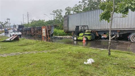 Carreta Tomba E Prejudica Trânsito No Distrito Industrial De Manaus