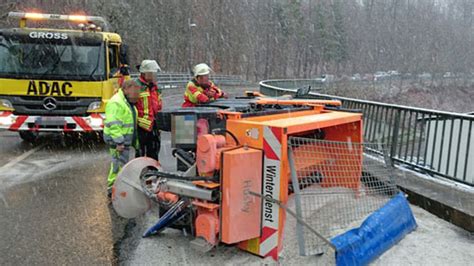 Stuttgart Feuerbach Streufahrzeug Kippt Auf Glatter Stra E Um Feuerbach