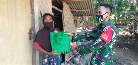 Babinsa Jajaran Kodim 1607 Sumbawa Pastikan Warga Dapat Bantuan BPNT