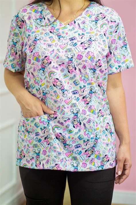 Blusa Scrub De Pijama Cir Rgico Estampado Unissex Minnie Ouvindo