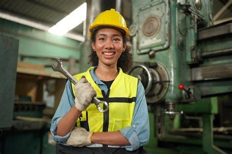 Mujeres Ingenieras Que Trabajan En La F Brica De La Industria Foto