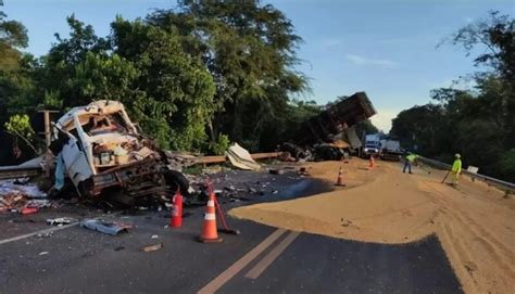 Grave Acidente Entre Carretas Caminh O E Carro Deixa Cinco Mortos Na