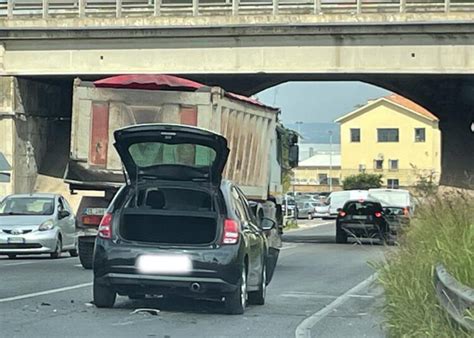 Scontro Tra Due Auto Sulla Nettunense Traffico Intenso Il Caffe