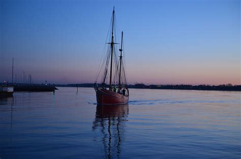 Altes Segelschiff F Hrt In Der Abendd Mmerung In Den Laboer Hafen