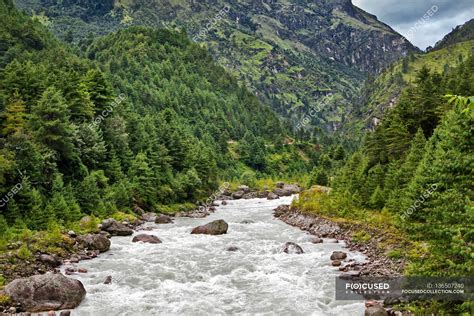 rio  fluye desde las tierras altas del himalaya nepal serenidad