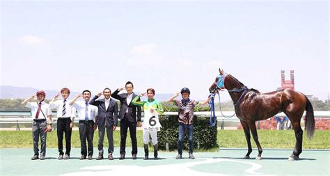 ＜阪神5r＞サトノフェニックスで勝利しフェニックスポーズで写真に納まる関係者ら（左から3人目が西園正調教師、右から2人目が和田竜二騎手）（撮影