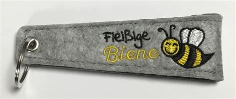 Schlüsselanhänger Fleißige Biene hellgrau Filz ca 14cm lg 4cm breit