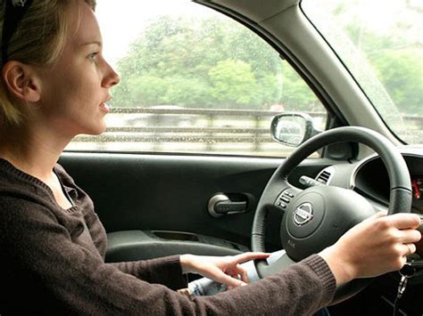 Mujeres vs hombres quién es mejor al volante