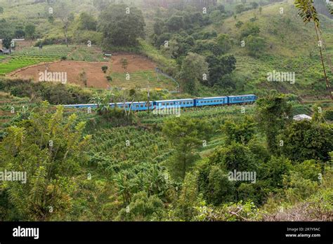 El tren de clase S12 en el viaje de larga distancia en la línea