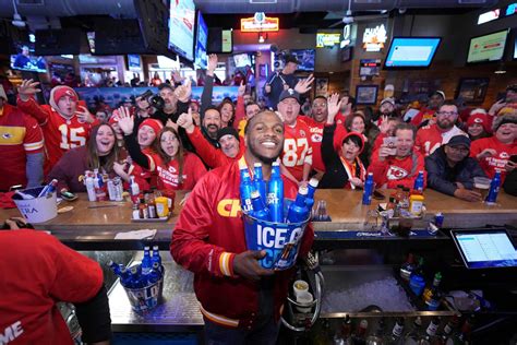 Chiefs Legend Jamaal Charles With Fans Marca English