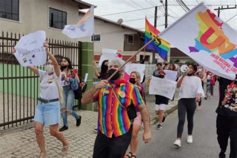 Estudantes Sofrem Advertência Por Usarem Bandeira Lgbt Em Escola De