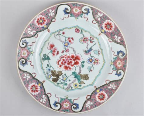 UN SUPERBE PLAT DE ROSE DE LA FAMILLE CHINOIS DÉCORÉ DE PIVOINES