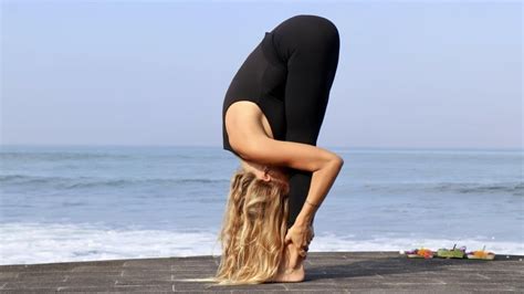 Uttanasana O La Postura De La Pinza En Yoga