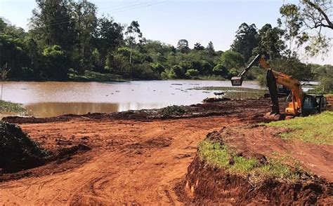 Obrigado por TAC Daae retira aguapés na Represa do Córrego do Lajeado