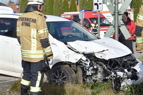 S Bahn Schleudert Auto Von Den Gleisen Bilder