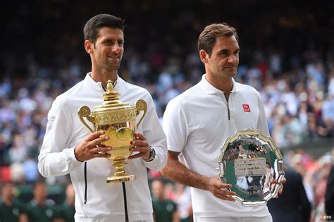 Novak Djokovic und Roger Federer werden von einem berühmten