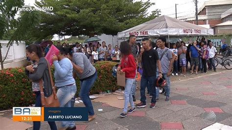 Pessoas Em Busca De Emprego E Cursos Formam Fila Gigante Em Lauro De