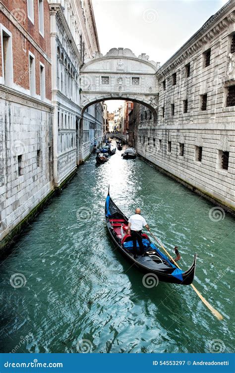 Gôndola Que Aproxima a Ponte Dos Suspiros Veneza Fotografia Editorial