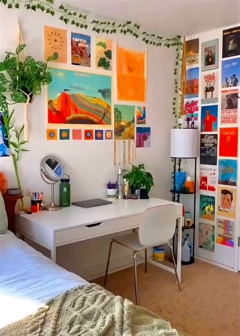 indie bedroom decor aesthetic posters plant | Indie room decor, Retro room, Indie room