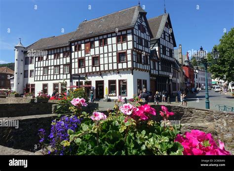 denkmalgeschützte Häuser an der Erft in der historischen Altstadt Bad