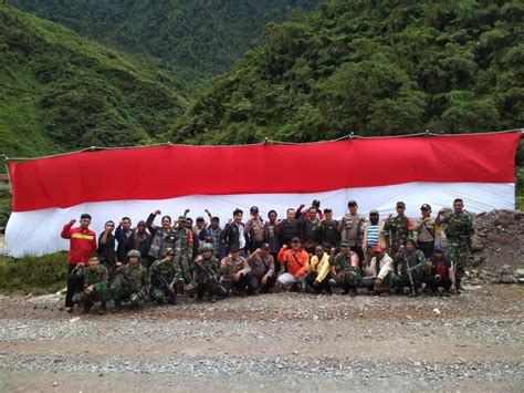 Sambut Hut Ri Ke Tni Polri Bersama Masyarakat Kibarkan Bendera