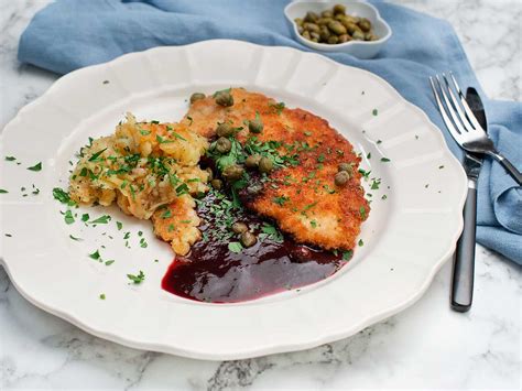 Kycklingschnitzel med skysås och råstekt potatis Köket se