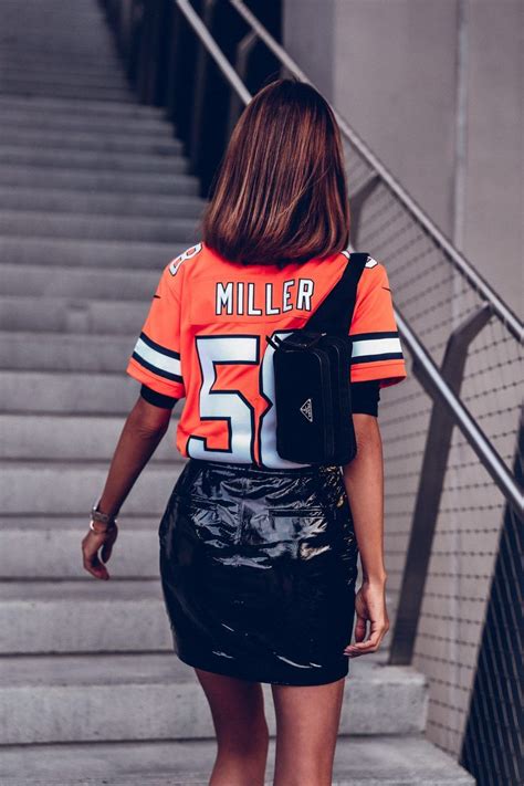 19 Cute Ways To Wear A Sports Jersey Stylish Outfit Ideas Nikki Lo