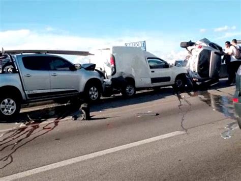 G1 Quatro carros se envolvem em engavetamento na Dutra em Jacareí